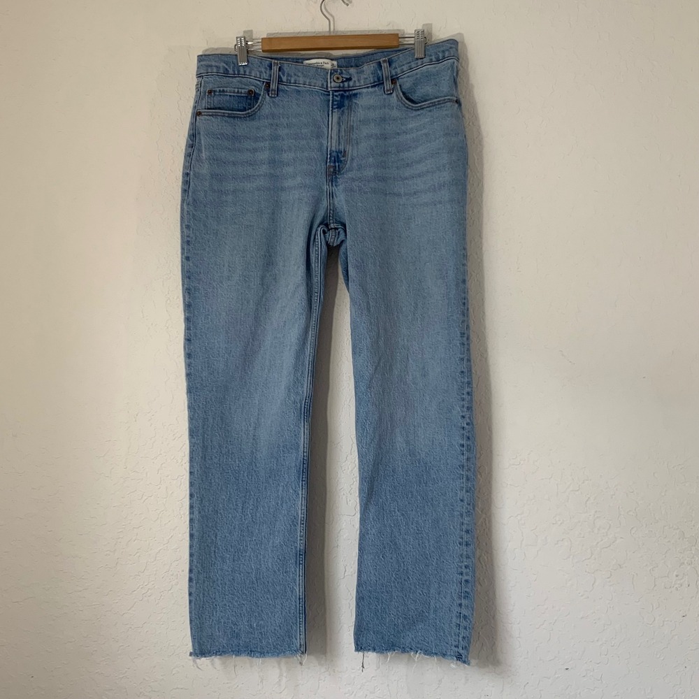 Abercrombie & Fitch 90s Straight Jeans Women 32 Light Wash Raw Hem Retro Coastal